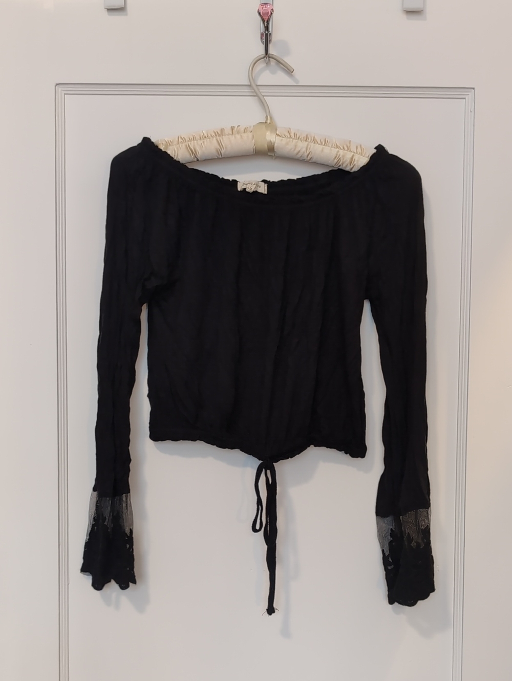 paper tee Black Off-Shoulder Long-Sleeve Crop Top with Lace Cuffs